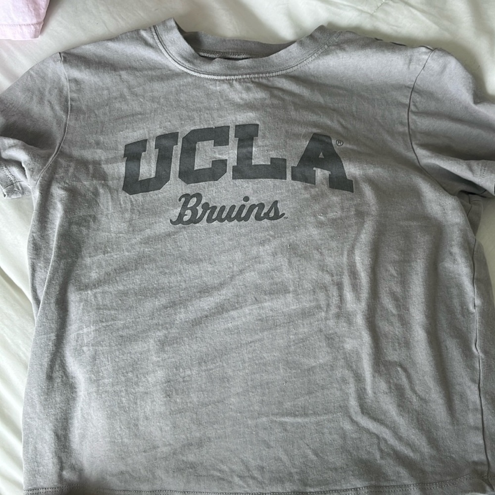 Women’s small cropped gray shirt